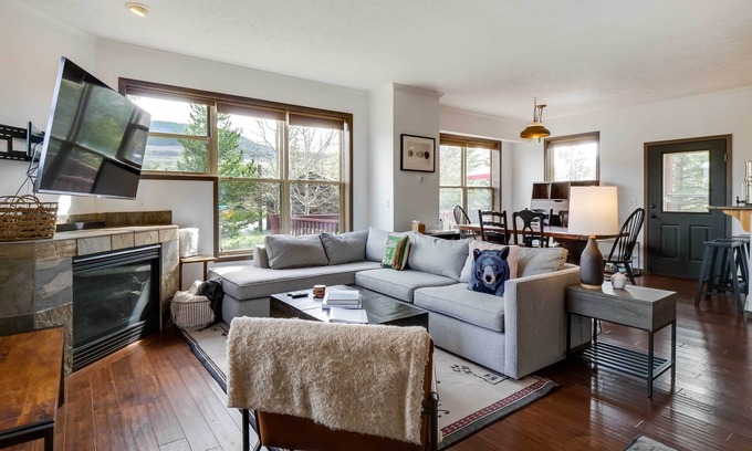 Summit Cove Casa | Mtn Views & Fireplace: Stunning Dillon Townhome!