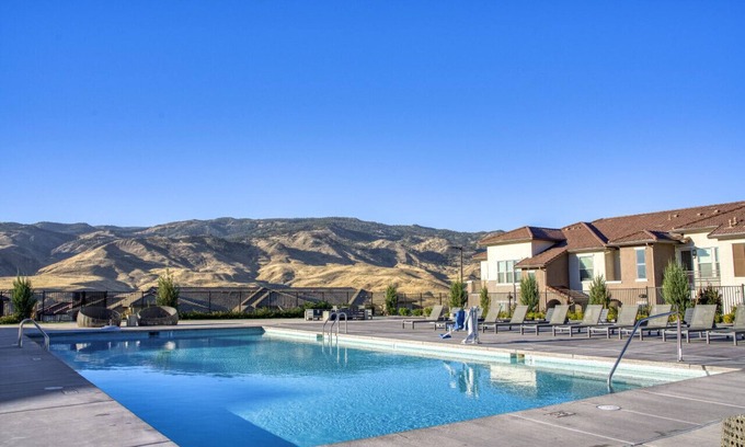 Northwest Reno Apartamento | Mtn. Views, Pool, & HotTub | Luxury Northwest