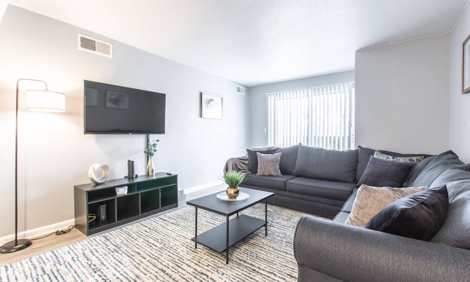 Riverside Apartamento | MTR Private Apartment | 10min Downtown | Renovated | WiFi | Clean!