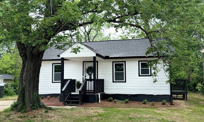 Murfreesboro Casa | July 4 Fireworks Deal! MTSU and Downtown! Near Siegel soccer, Nashville! New 2BR