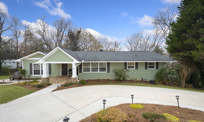 Gainesville Casa | Much to love Guest favorite Evergreen Hideaway waterfront home w/ dock. Pets ok
