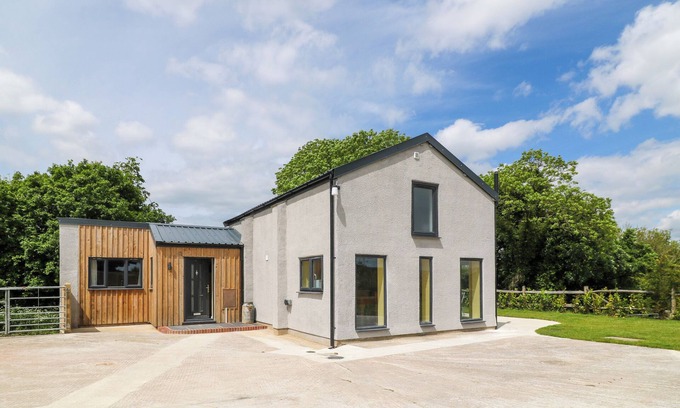 Black Torrington Cabaña | MUDDY UDDERS DAIRY, pet friendly, with a garden in Halwill Junction