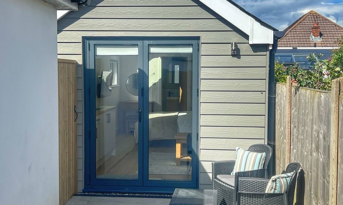 Mudeford Cabina | Mudeford Retreat—Peaceful & Perfectly Located