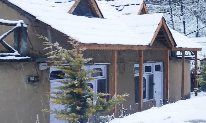 Jibhi Casa | Mudhouse homestay & Mid90s cafe