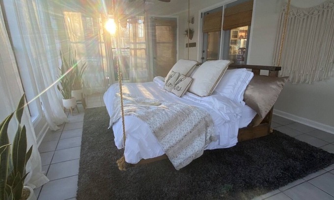 Columbia Casa | Muletown’s Modern Comfy Cottage w/ inground pool, hot tub, pool table & fire pit