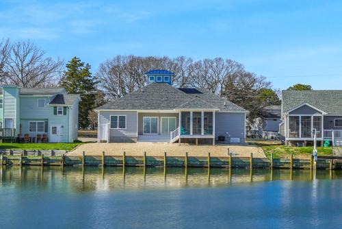 Greenbackville Casa | Mulligan Home - Waterfront, boat dock & community pools!