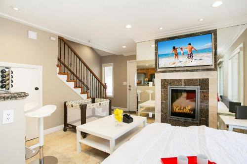 Downtown Casa | Multi-Level 2BR-Fast WiFI-Free Parking -CM-1
