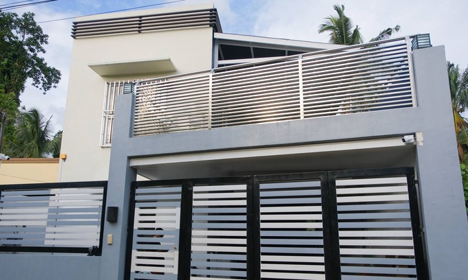 Poblacion District Casa | Multi-level House with a Pool, Near Airport