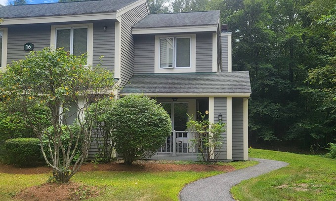 Lincoln Casa | Multi-level, open concept, AC, wooded view, deck, swim club. F1602 by LRS