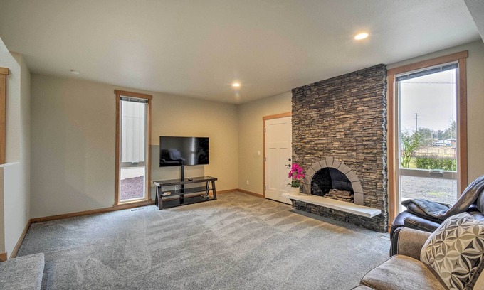 Edgewood Casa | Multi-Level Vacation Rental Near Tacoma!