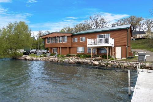 Mayfield Casa | Multi-unit with lake access