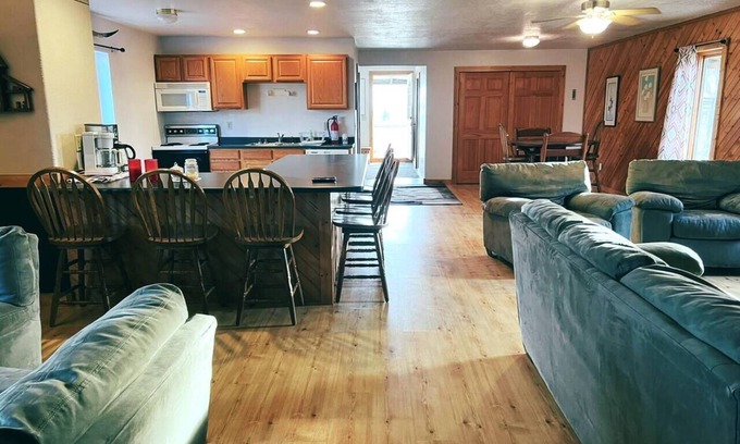 Winfred Cabina | Multipurpose Hunting Lodge + 400 Acres + Sleeps 11