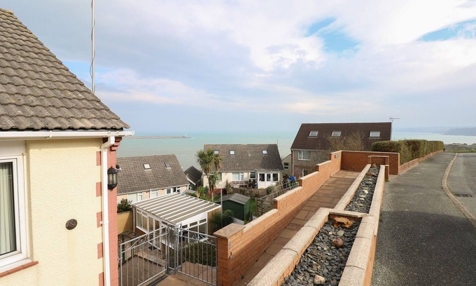 Fishguard Cabaña | MURMUR Y MOR, pet friendly, country holiday cottage in Fishguard