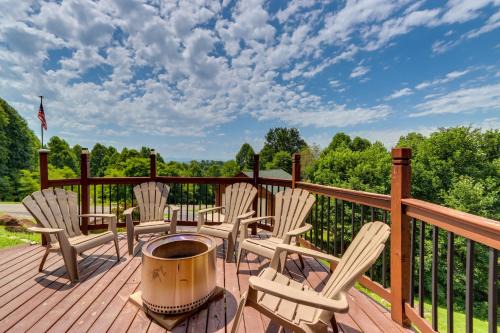Murphy Casa | Murphy Cabin with Fire Pit and Mountain Views!