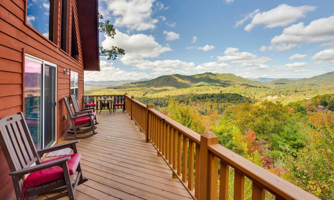 Murphy Cabina | Murphy Chalet w/ Fire Pit & Stunning Mountain View