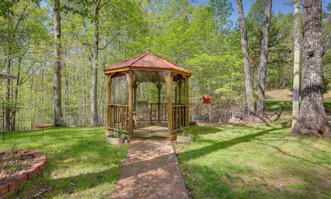 Murphy Cabaña | Murphy Cottage w/ Screened-In Porch - Pets Welcome