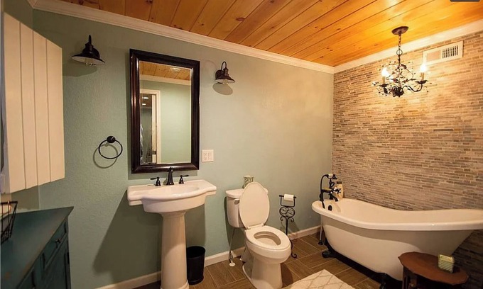 Unaka Casa | Murphy Mountain House - Creeks, Firepits & High Speed Internet!