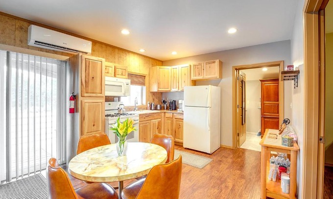 Murphysboro Apartamento | Murphysboro Retreat with Deck Near Kinkaid Lake!