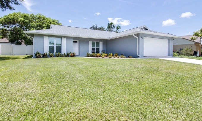 Bloomingdale Casa | Murray Dale Hideaway – Spacious 3BR Home w/ Sunroom, Fenced Yard & Pet-Friendly Comfort Near Tampa!
