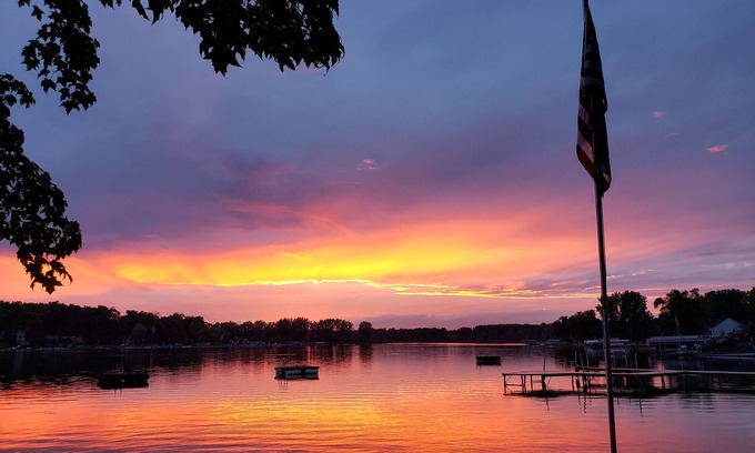 Lowell Casa | Murray Lake get-away with sunset view