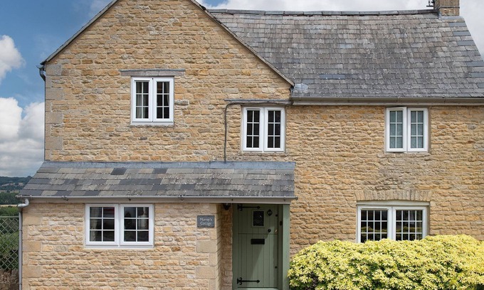 Clapton on the Hill Cabaña | Murray's Cottage - sleeps 5 guests in 3 bedrooms