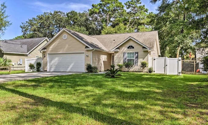 Murrells Inlet Casa | Murrells Inlet Home with Patio about 3 Mi to Beach!