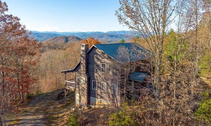 Boomer Cabina | Music Mountain Cabin with Stunning Views Creative Vibes