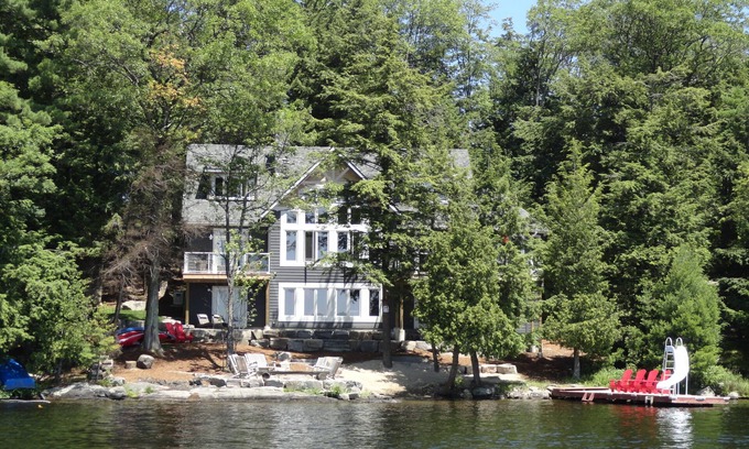 Bala Cabaña | Muskoka Beach House - Exposición S / W en el lago Muskoka