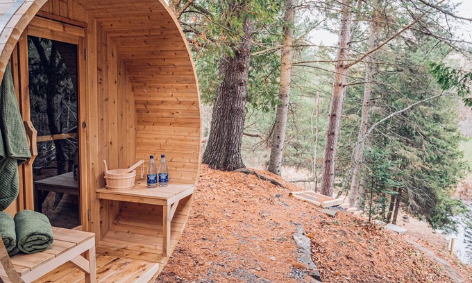 Bracebridge Casa | Muskoka Creekside Escape
