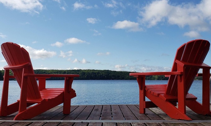 Utterson Casa | Muskoka Lakehouse Retreat - Family Friendly with Sandy Beach on Three Mile Lake