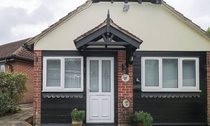 Ford Cabaña | MUTLEY HALL, pet friendly, with a garden in Eastergate