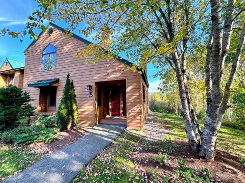 Bretton Woods Casa | MWP69 Spacious 5-bedroom condo, partial Notch views, 2 min to skiing!