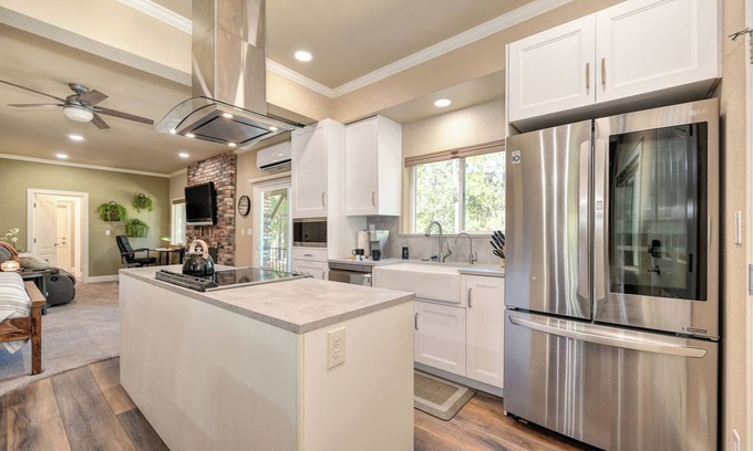 Chicago Park Apartamento | My Lil' Piece of Heaven. 1 mile to Rollins Lake. Full kitchen. Dog-friendly.