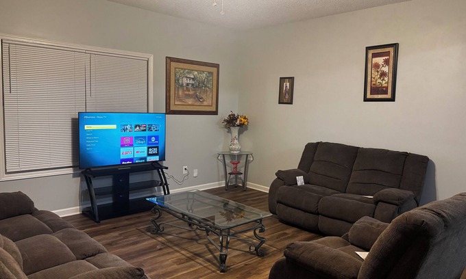 Riverdale Casa | My little castle Charming 3-bedroom townhome in serene Riverdale with WiFi, AC