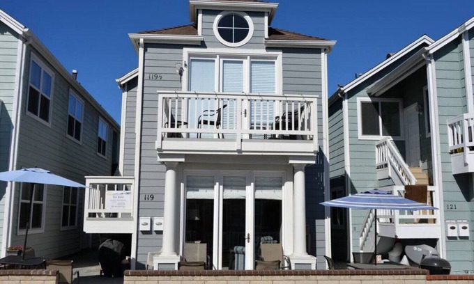 West Newport Condominio | Unidad excepcionalmente limpia y a pocos pasos de la playa.