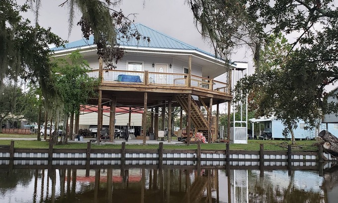 Theriot Cabina | My oh My Maison du Bayou with WiFi, AC, fishing. Enjoy a relaxing cozy stay!