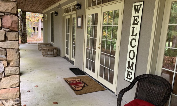 Chapel Hill Cabaña | My Place Inn, Your Home Away From Home! - Lower Suite