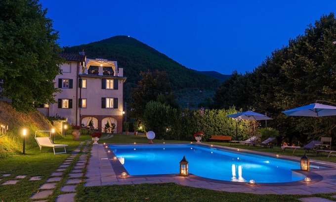 Vorno Villa | Villa Vorno es una hermosa villa cerca de Lucca, con piscina privada, aire acondicionado, 5 dormitorios 3 b