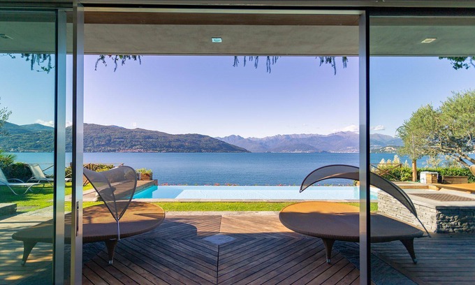 Ispra Villa | Villa Isa es una villa moderna en el lago Maggiore, con acceso directo al lago, 4 dormitorios, 5 baños y