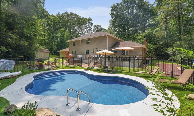 Stroudsburg Casa | My Ultimate Getaway l Pool l HotTub l Sauna l Game Room