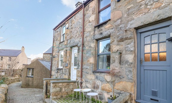 Trefor Cabaña | MYNYDD A MOR, pet friendly, character holiday cottage in Trefor