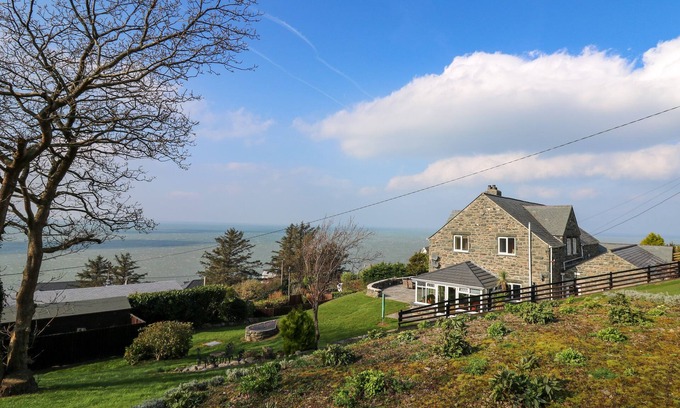 Cwrt Cabaña | MYNYDD AR MOR, family friendly, character holiday cottage in Barmouth