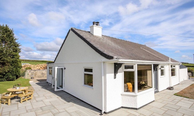 Llanfairpwllgwyngyll Casa | MYNYDD MWYN, family friendly, with hot tub in Llanfairpwllgwyngyll