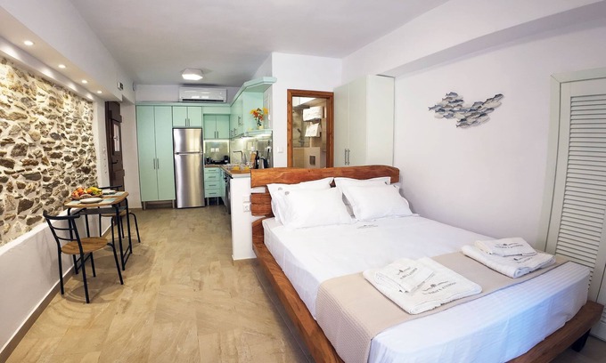 Horto Casa | Myrsini's Downstairs Studio