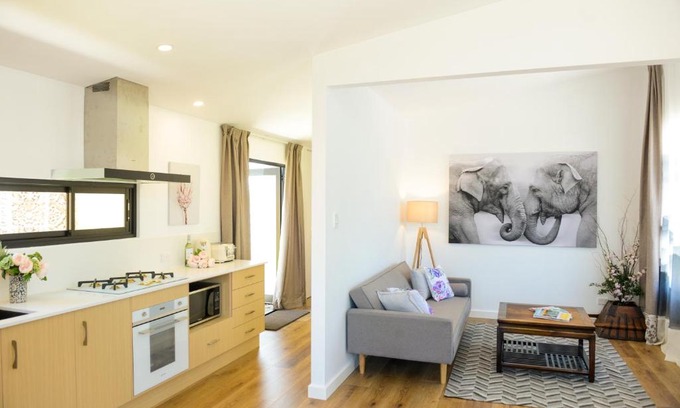Kangaroo Valley Casa | Myrtle Tree Lodge Trunks - stand alone lodge in the Heart of village