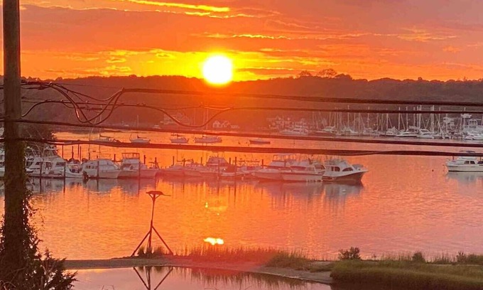 Mystic - New London Casa | Mystic Magical Sunsets awaits your arrival