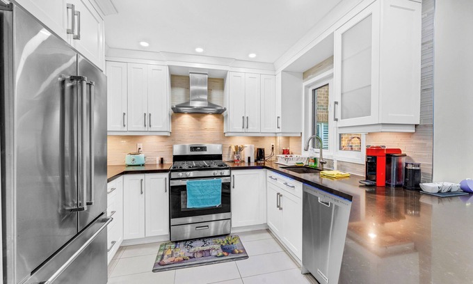 Mississauga Casa | Mystic Mansion in Mississauga w/Party Rm Sleeps 10