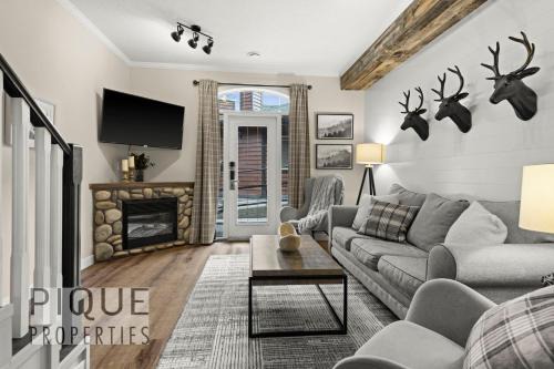 Canmore Chalet De Esquí | Mystic Mountain Chalet, Heated Outdoor Pool & Hot Tub, Free Parking, Fast Wifi!