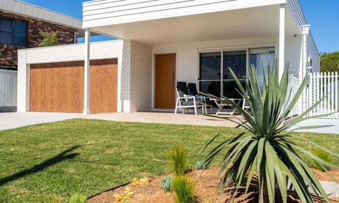 Vincentia Casa | Myuna - beachfront pet-friendly coastal escape