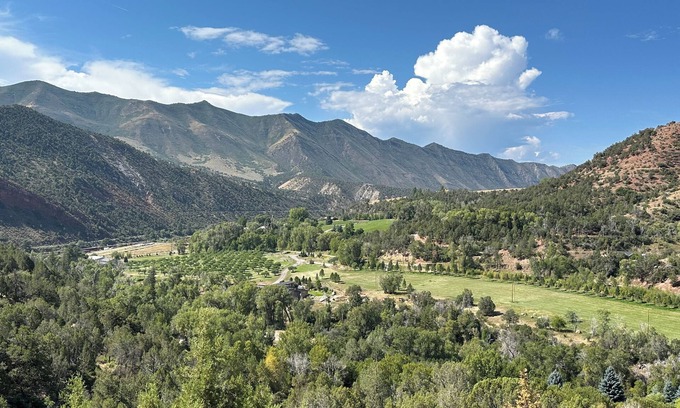 Glenwood Springs Apartamento | 2-bedroom apartment in charming Glenwood Springs with Hot Tub, AC and Heating.